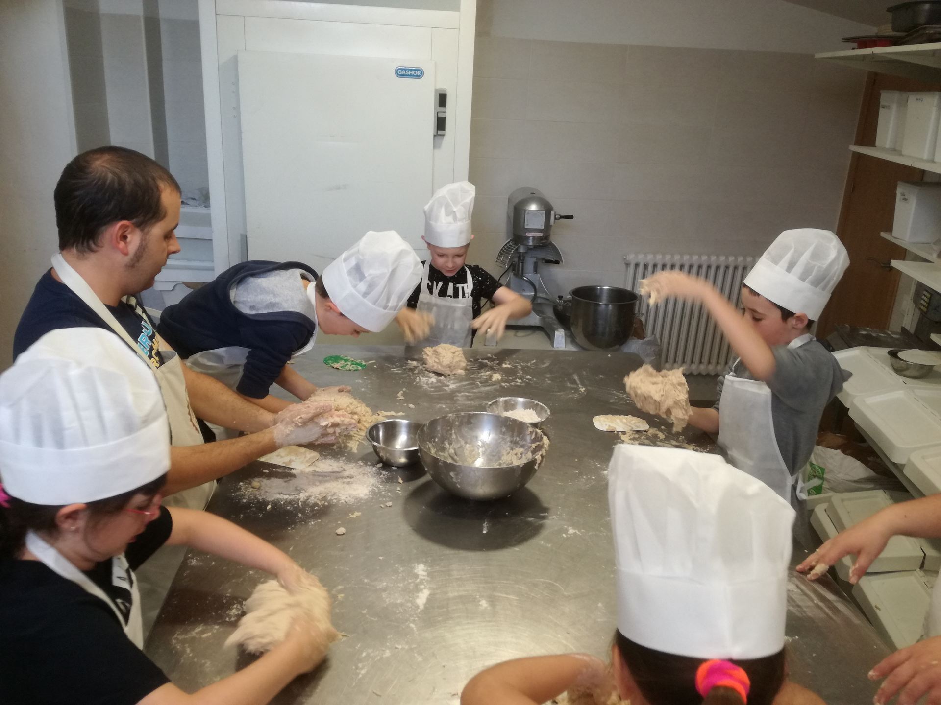 visita_a_la_panaderia_de_poyales_1_20190605_1410373851.jpg