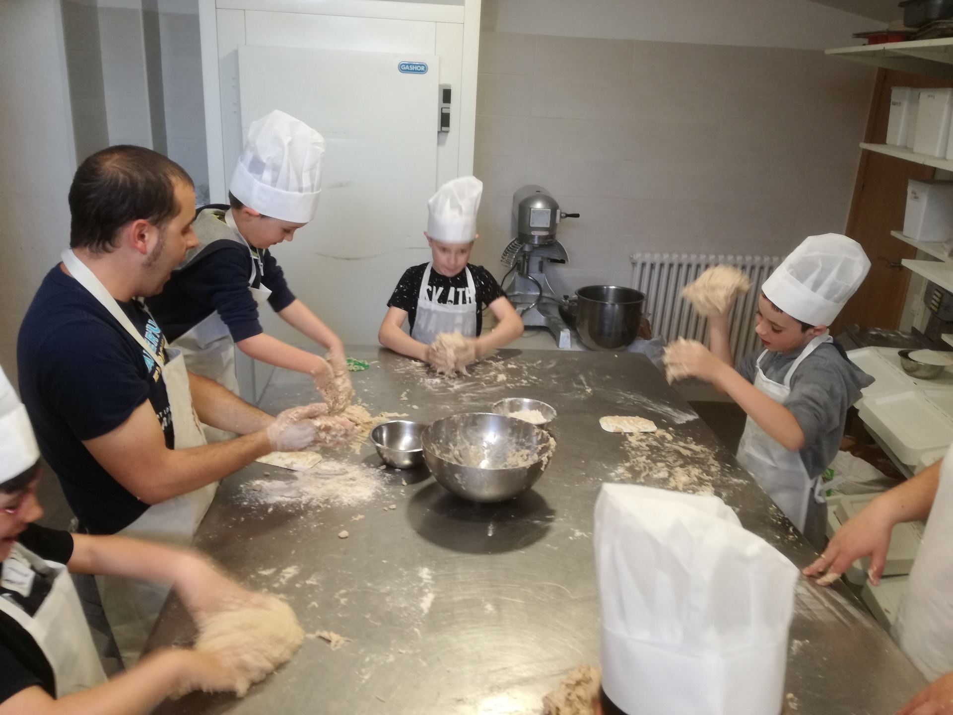 visita_a_la_panaderia_de_poyales_2_20190605_1190637386.jpg